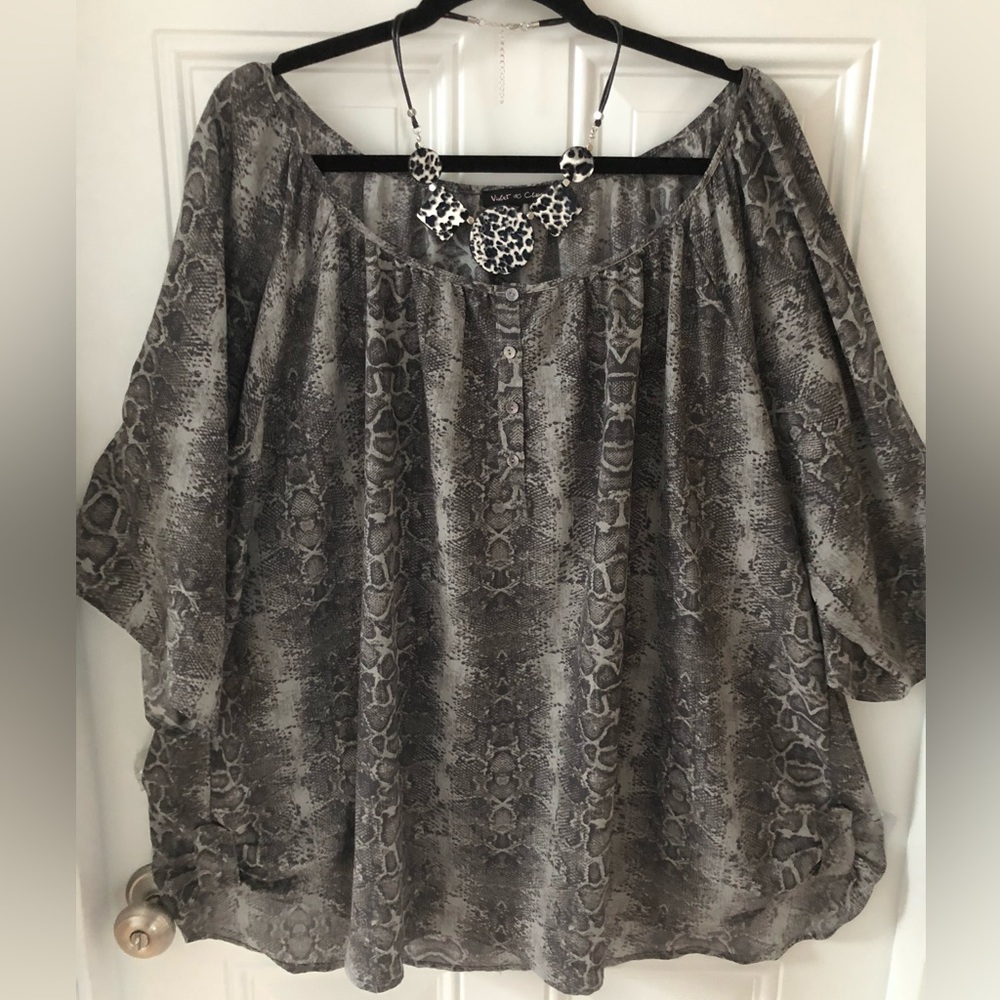 Violet & Claire Grey Animal Snakeskin Print Tunic Top & EARRINGS Set Size 3X